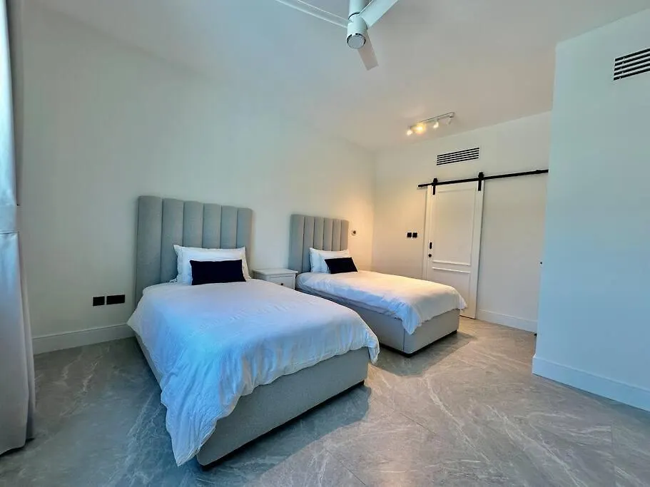 5 Bedroom 5 Star Golf Course Villa Dubai Holiday home